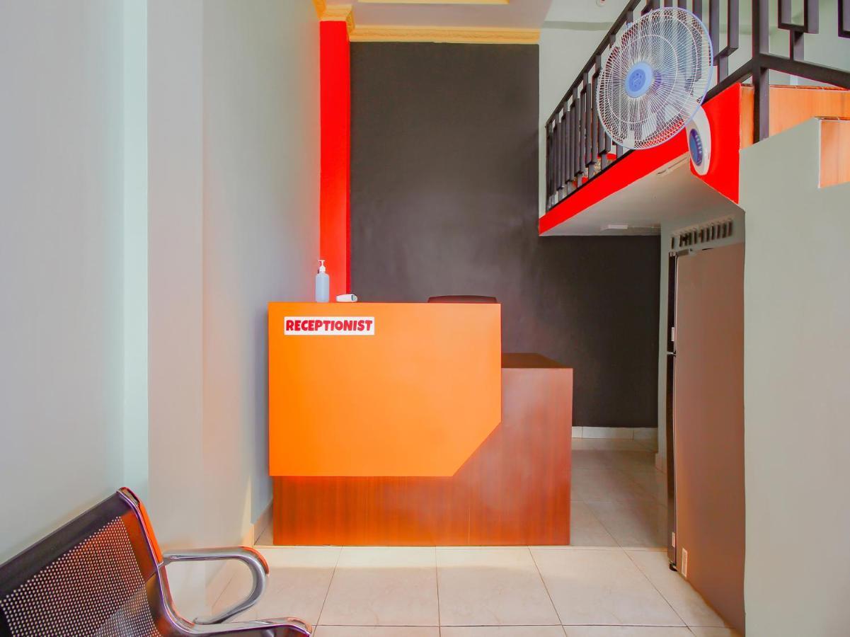 Oyo 90063 Silver Homestay Syariah Perabumulih Exterior foto