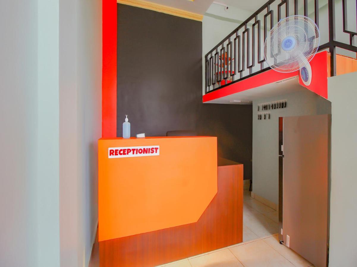 Oyo 90063 Silver Homestay Syariah Perabumulih Exterior foto