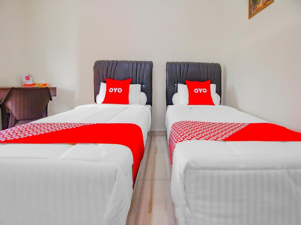 Oyo 90063 Silver Homestay Syariah Perabumulih Exterior foto